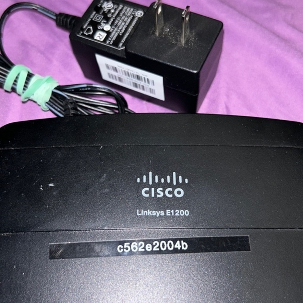 Cisco LinkSys e1200 Wireless wifi router WPS 4 Port network security product